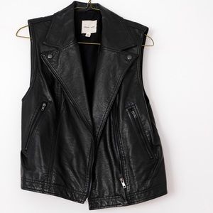 SLEEVELESS LEATHER MOTO JACKET